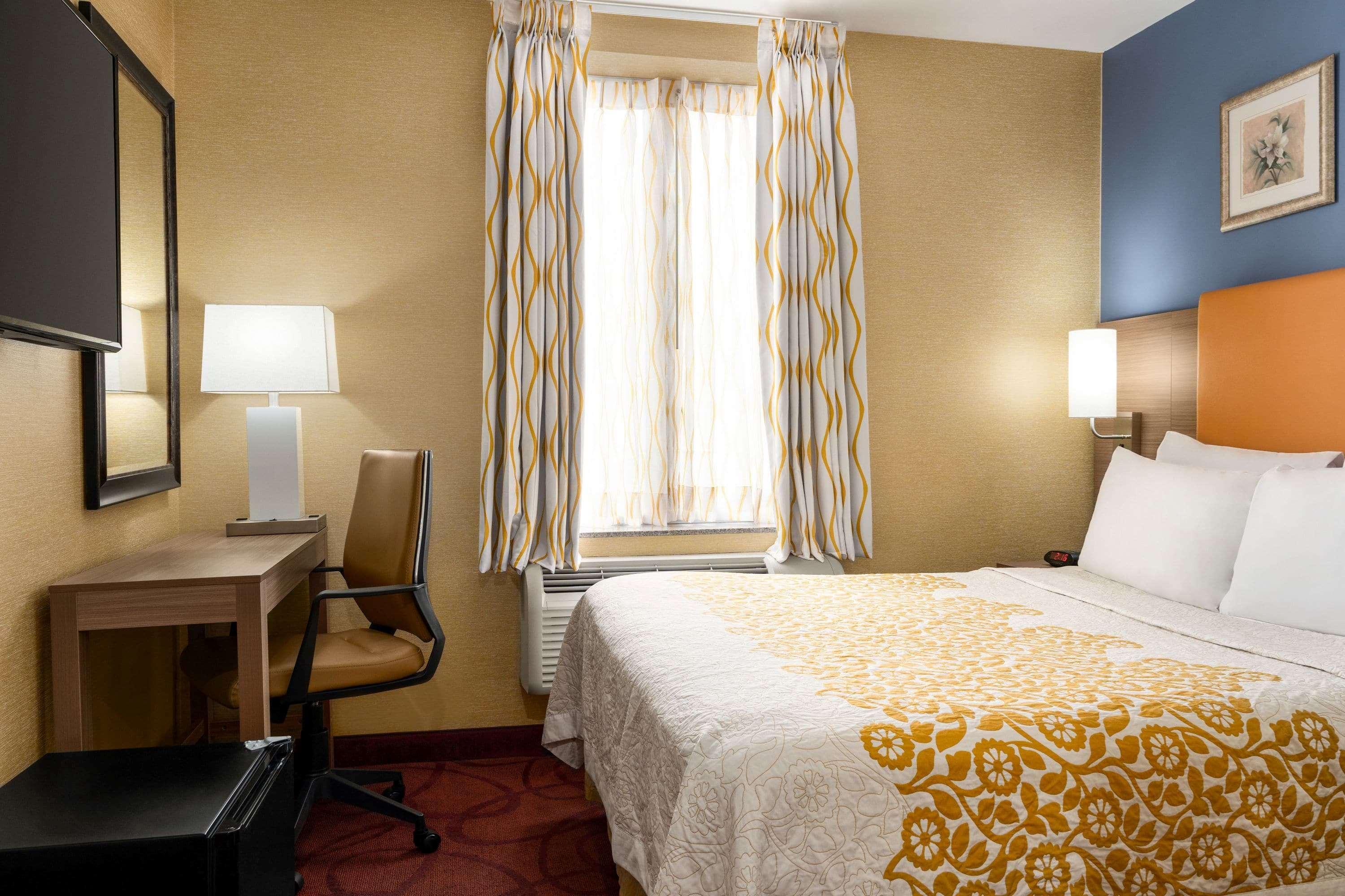 Days Inn By Wyndham Long Island City New York Buitenkant foto