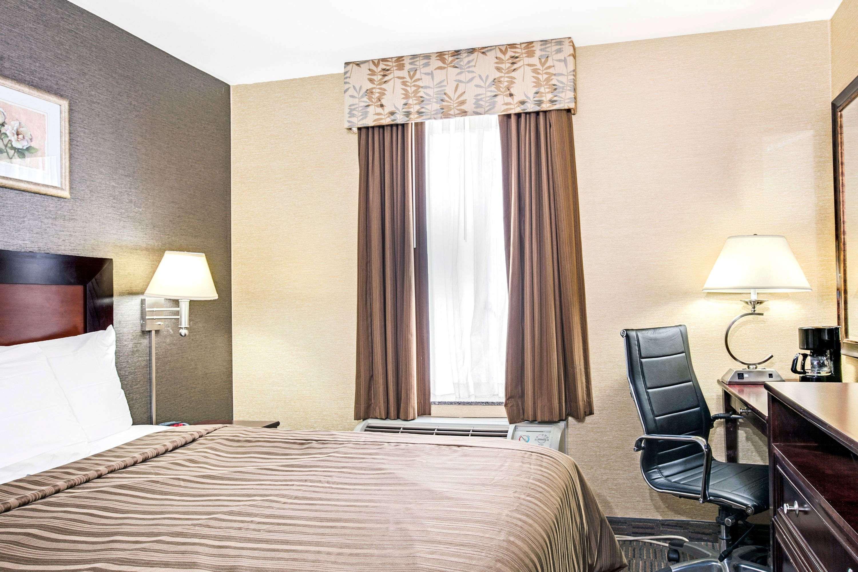 Days Inn By Wyndham Long Island City New York Buitenkant foto