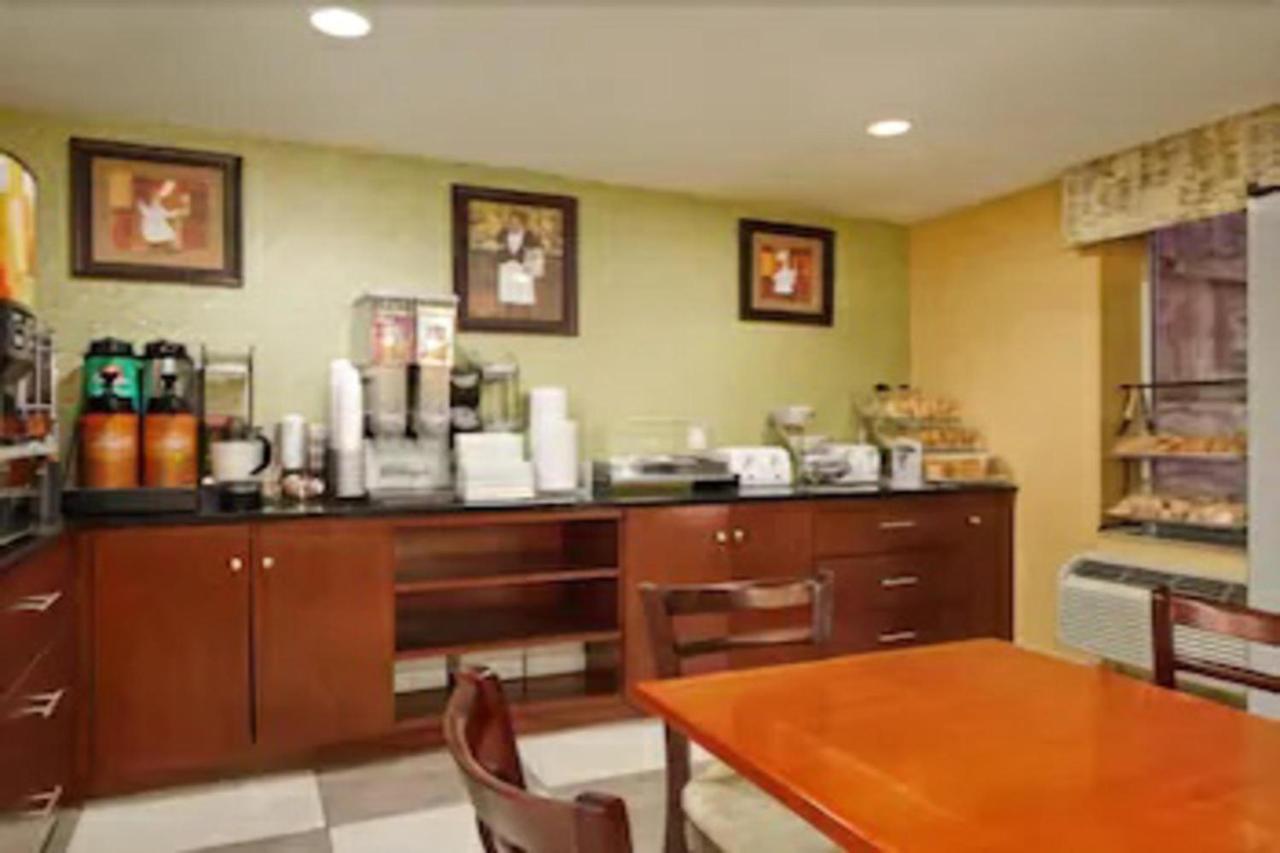 Days Inn By Wyndham Long Island City New York Buitenkant foto